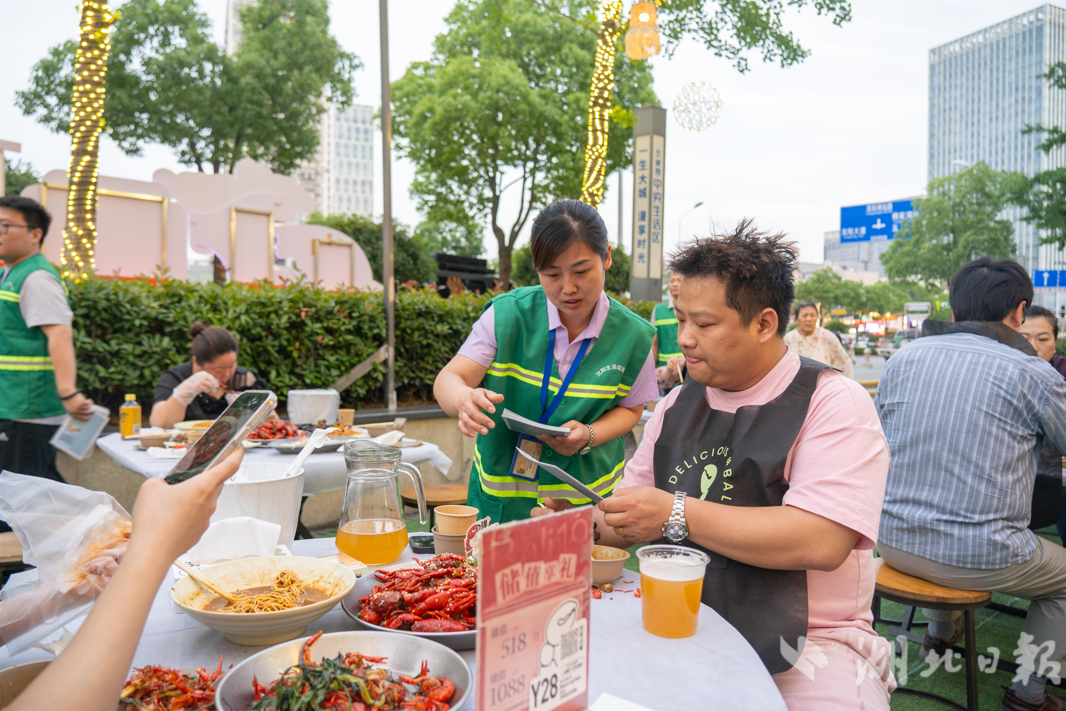 工作人员向商户和游客宣传餐厨垃圾收运规范和垃圾分类知识