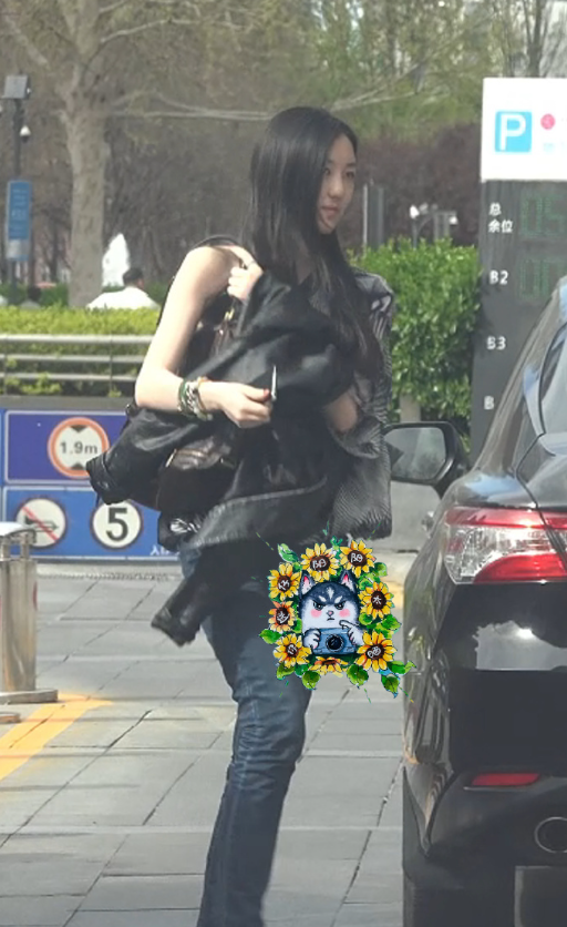 王菲李亚鹏19岁女儿李嫣罕见露面，身材高挑，气质神似王菲