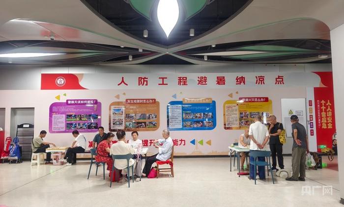 郑州市民在地铁站内纳凉（央广网 郝振青 摄）