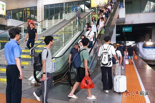 南昌站加开前往景德镇方向的旅客列车（蒋靖妍摄）