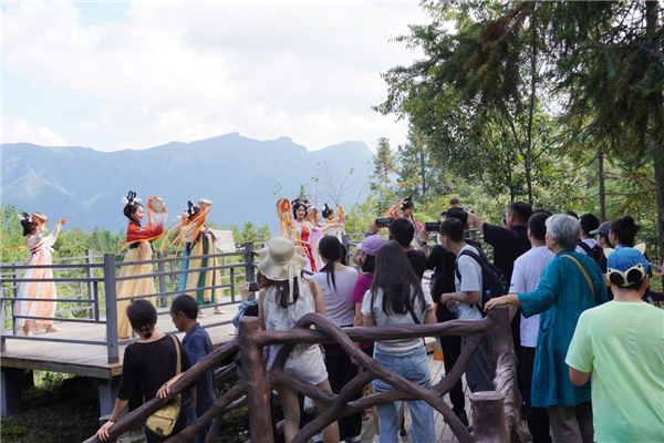 双节同庆文旅热 恩施梭布垭石林节日活动纷呈获好评_fororder_04