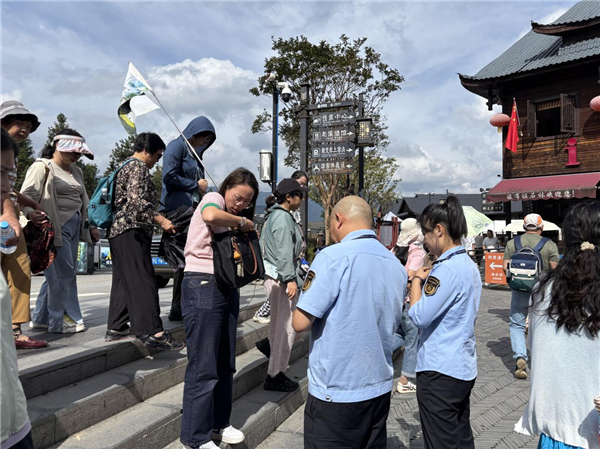 双节同庆文旅热 恩施梭布垭石林节日活动纷呈获好评_fororder_01