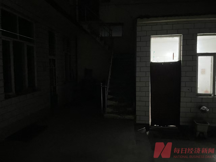 晚上7点50分左右的申家院落，右侧亮灯处为厨房，左侧为双方扭打的东面窗台 图片来源：每经记者 杨煜 11月19日摄