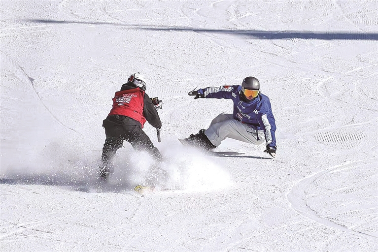 让更多人爱上滑雪——新疆：冰雪运动火遍天山南北