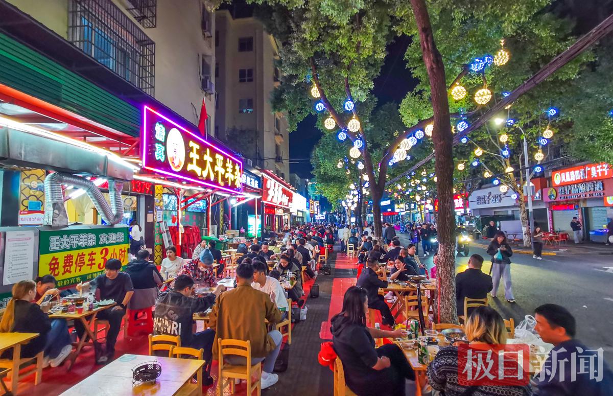 沙市五一路夜市摊消费场景火热。（极目新闻记者 黄志刚 摄）.jpg