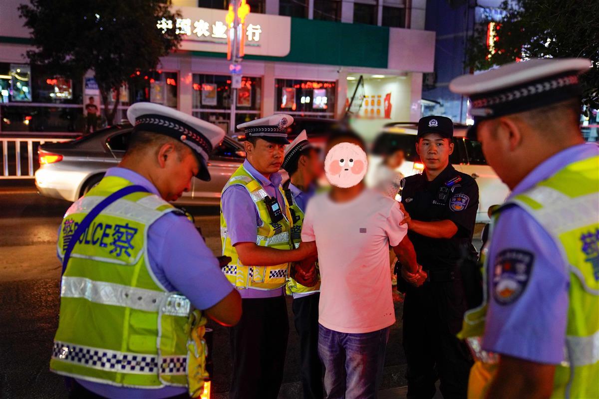 建始警方查获一起酒驾.jpg