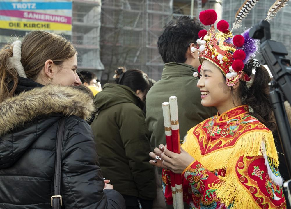 英歌舞队亮相德国 舞出浓浓中国年味-第5张-信息-51硕博论文