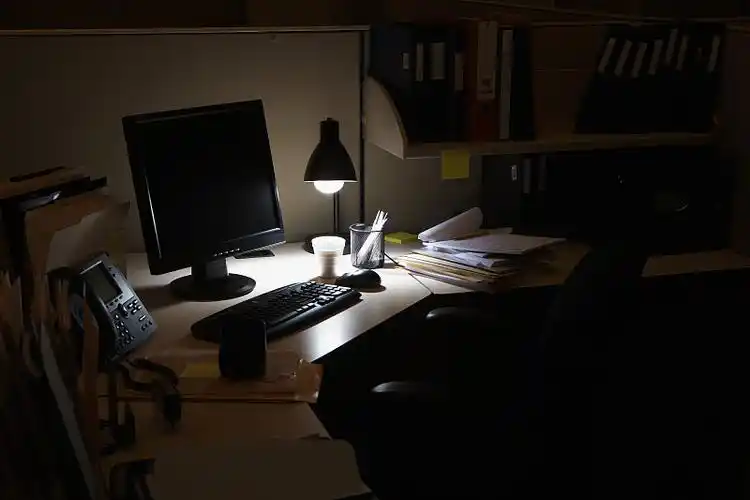 央视网评：单休、“大小周”不应成潜规则