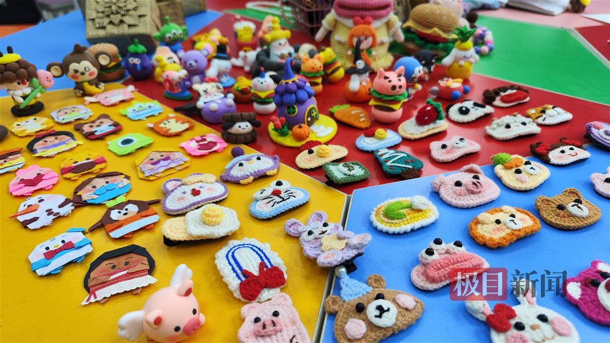 跟着视频学习钩织技术，并创新制作了手袋和发卡