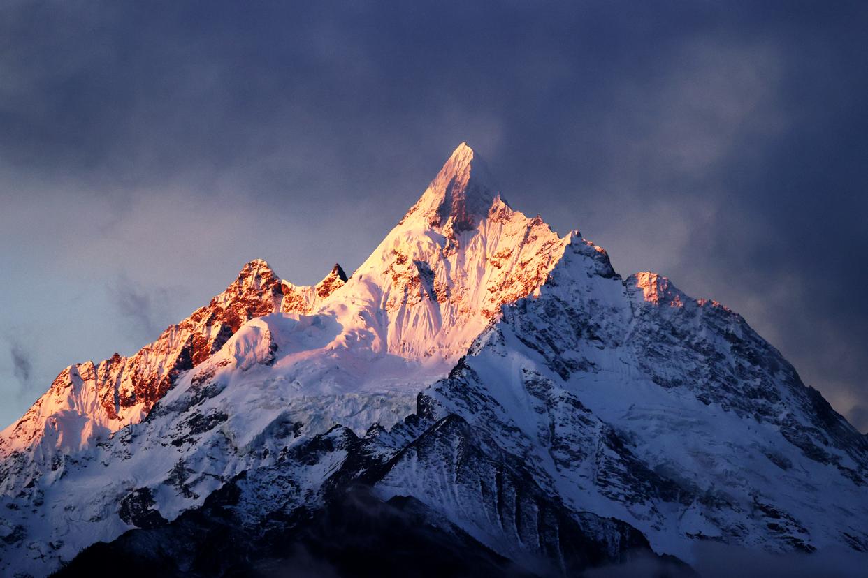 云南梅里雪山“日照金山”
