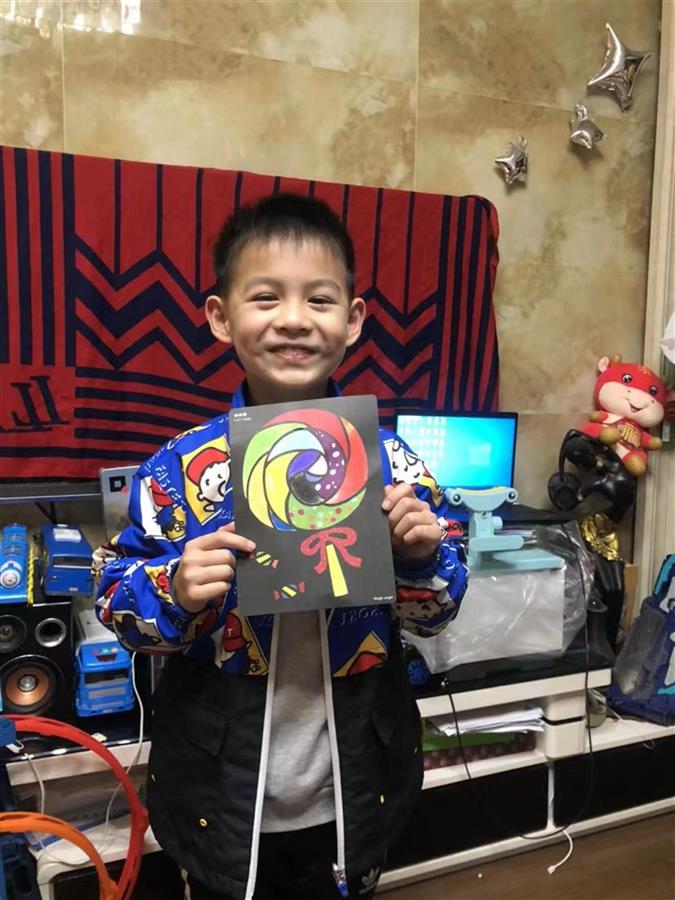 学生完成趣味作业