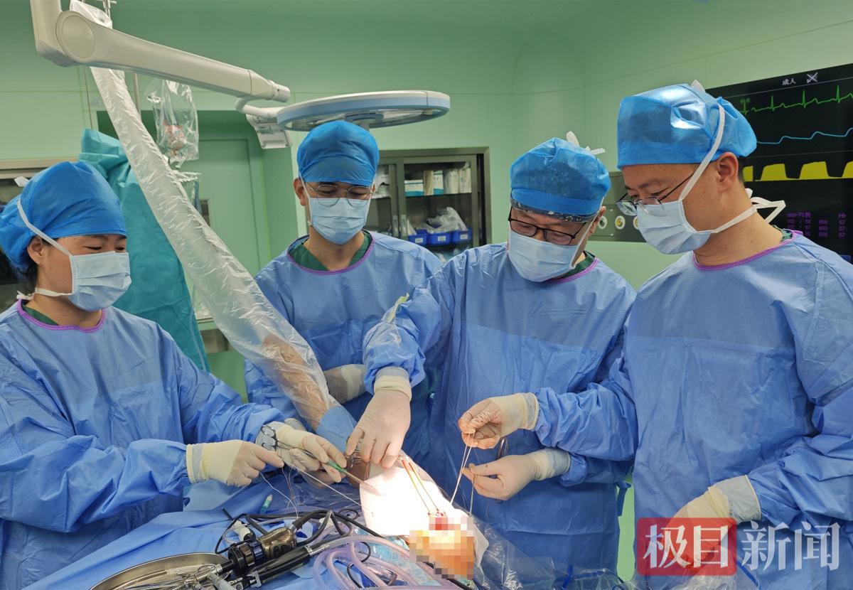 骨科专家团队为患者实施手术.jpg