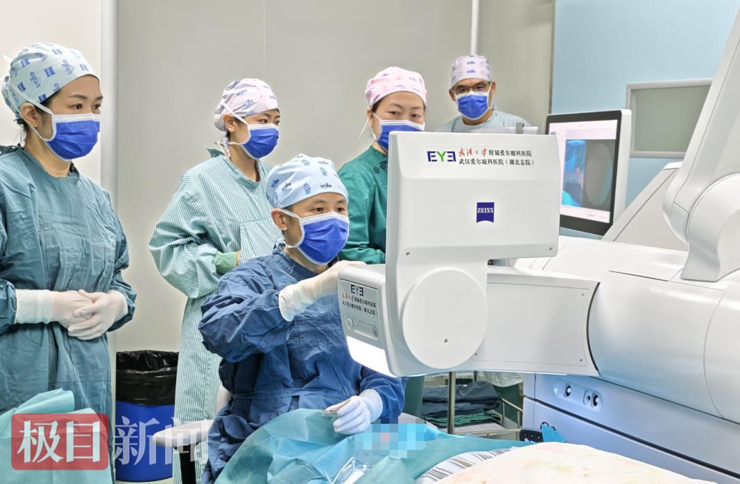 张青松院长为患者施行SMILE Pro近视手术.png