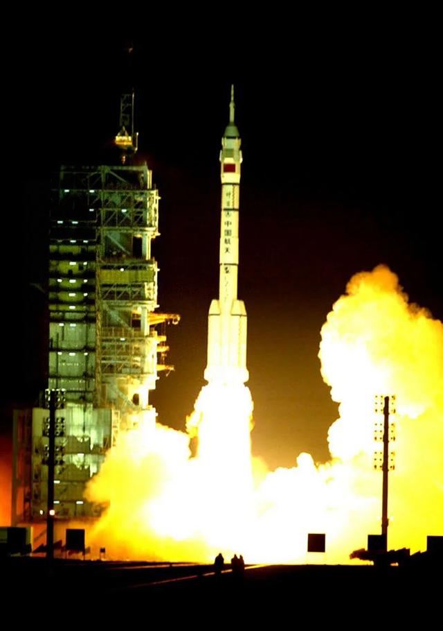 2002 年 12 月 30 日，中国神舟四号无人飞船在酒泉卫星发射中心发射升空并成功进入预定轨道。2003 年 1 月 5 日 19 时 16 分，飞船返回舱在内蒙古中部地区准确着陆。至此，中国载人航天工程第四次飞行试验获得圆满成功（新华社发）
