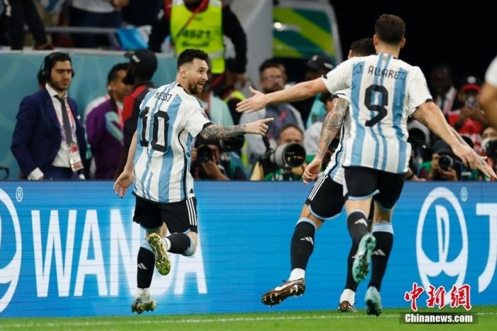 资料图：北京时间12月4日，卡塔尔世界杯八分之一决赛，阿根廷队2:1战胜澳大利亚队顺利晋级8强。图为阿根廷队球员庆祝。<a target='_blank' href='/'>中新社</a>记者 富田 摄