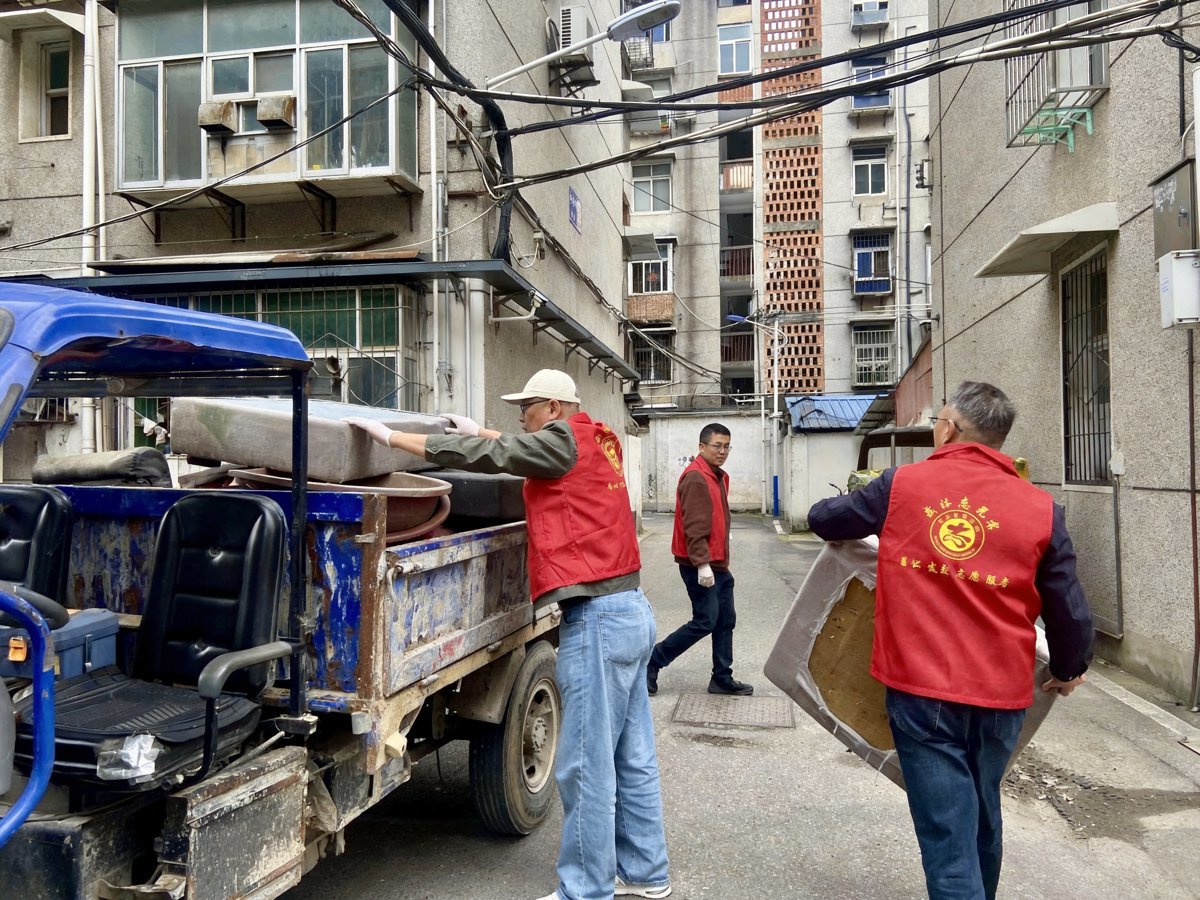 清理老旧小区堆放的废旧家具..jpg