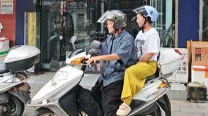 极目深度丨陕西一县城理发店每周歇业一天，“托尼”夫妻骑摩托下乡，一年多跑遍近百个村落，为上千老人免费理发