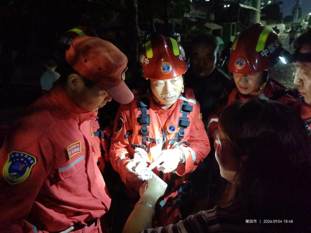 福建莆田多地出现洪涝灾害，受困群众转移工作紧张推进中