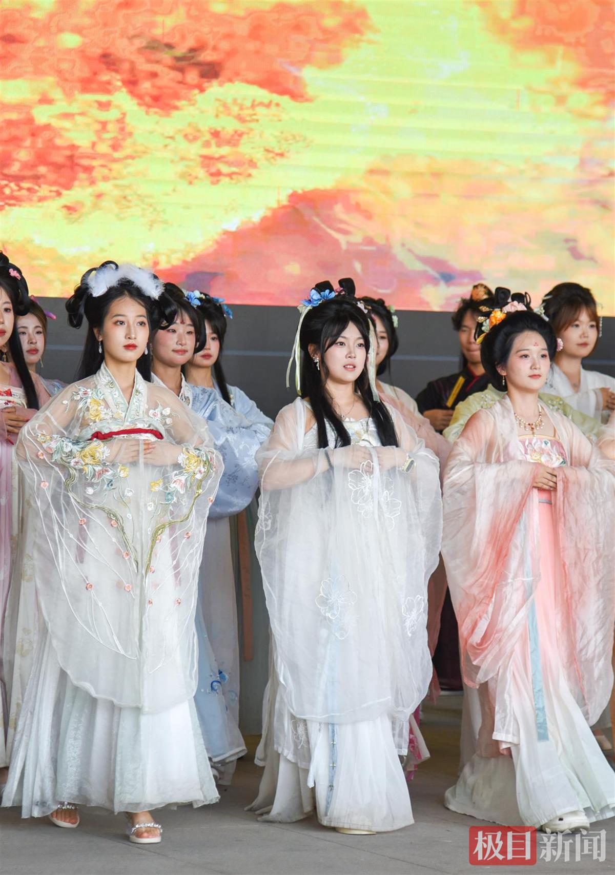 5月21日，长江大学文理学院建筑与设计学院的学生身着战国袍走秀  （极目新闻记者 黄志刚 摄）.jpg