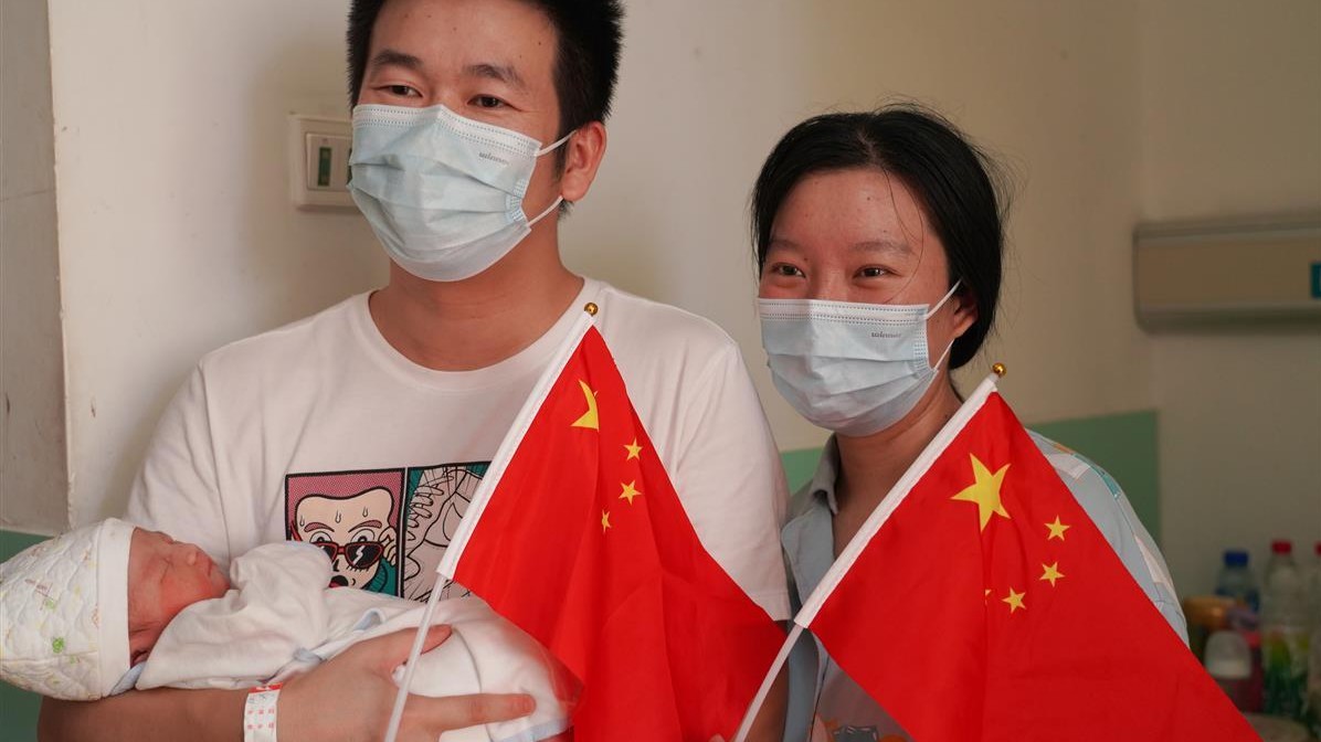 爱笑的女宝宝“挑日子”出生，武汉市妇幼保健院“国庆宝宝”来报到！