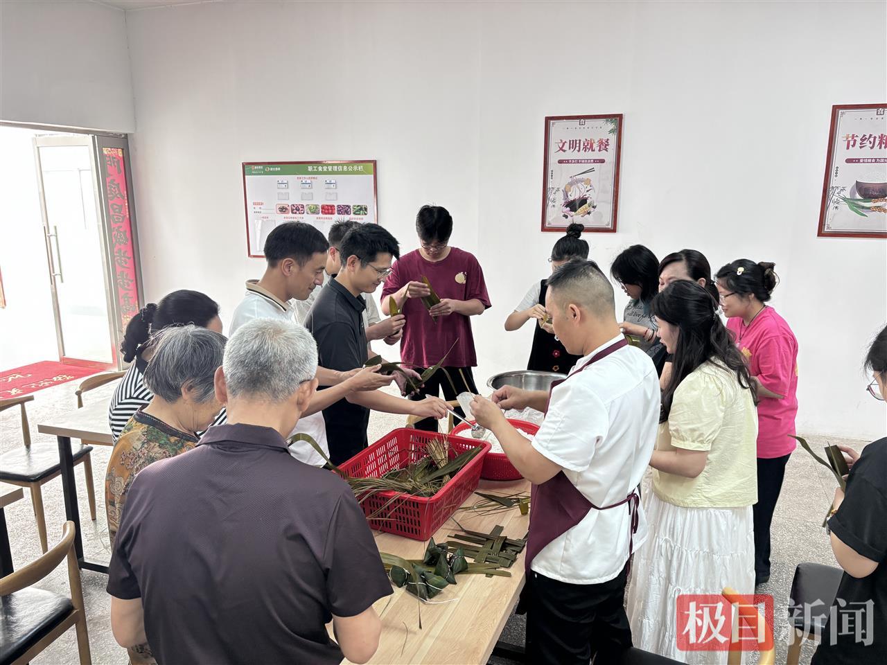 项目管理人员在食堂包粽子.jpg