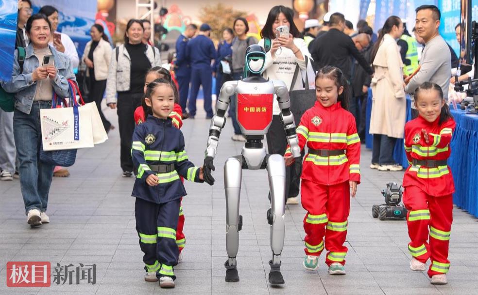 11月5日，湖北省荆州市2025年“119”消防宣传月启动仪式现场，小朋友在与机器人互动（极目新闻通讯员 夏明桐 摄）.jpg