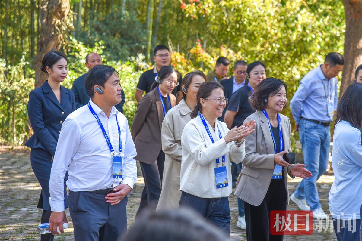 10月18日，参与活动的嘉宾在随州市随县大洪山琵琶湖景区参观。（极目新闻记者 黄志刚 摄）.JPG