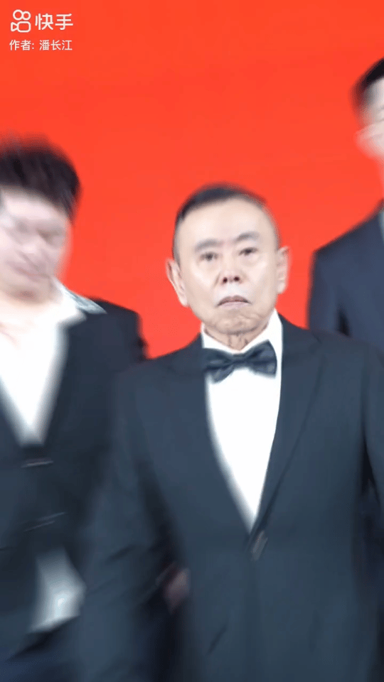 潘长江跳“扫腿舞”，网友：这腿三米长！