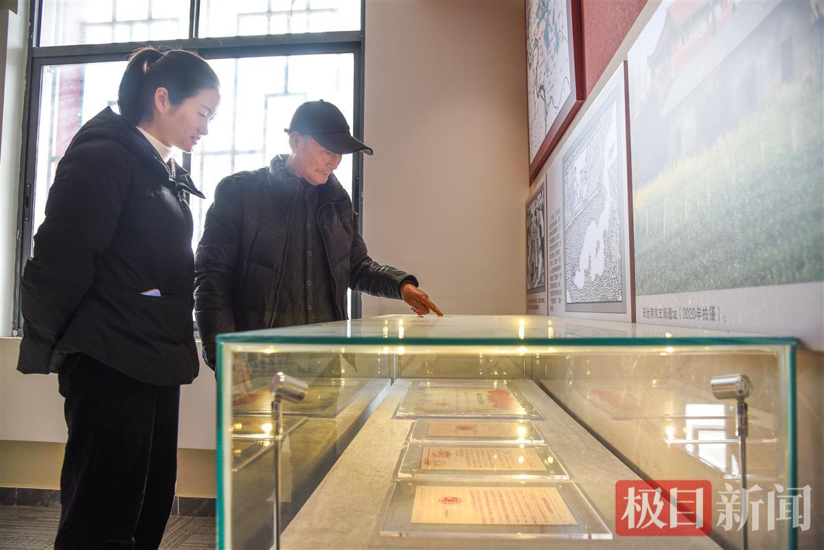 蔡桥村90后青年赵小旭接替郭代红，成为义务讲解员。（极目新闻记者 黄志刚 摄）.jpg