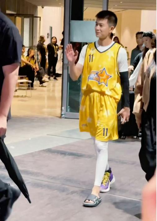 任嘉伦在NBA聚星名人赛中，因剧烈运动导致左脚受伤，离场时行走跛脚