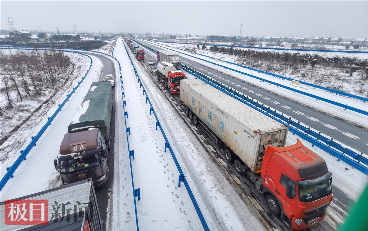 2月5日上午，沪渝高速荆州段陆续恢复通行（极目新闻记者 黄志刚 摄） (1).jpg