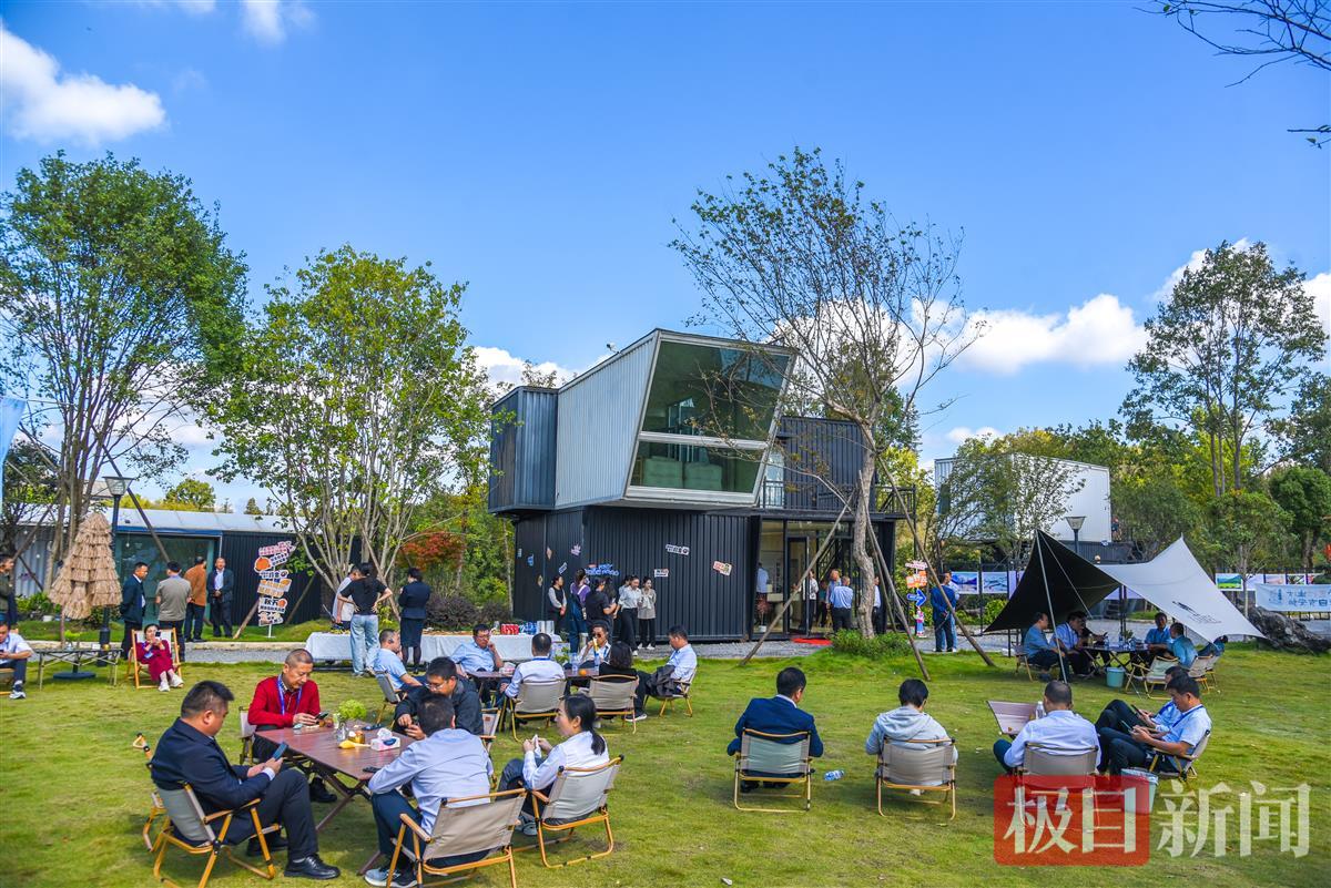 10月18日，参与活动的嘉宾在随州市随县大洪山琵琶湖景区参观体验。（极目新闻记者 黄志刚 摄）.JPG