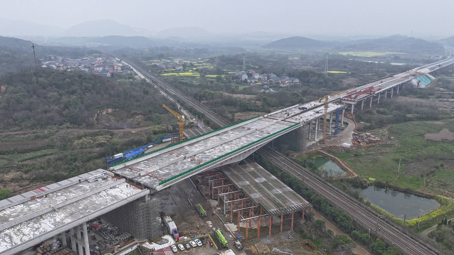 桥梁转体后.jpg