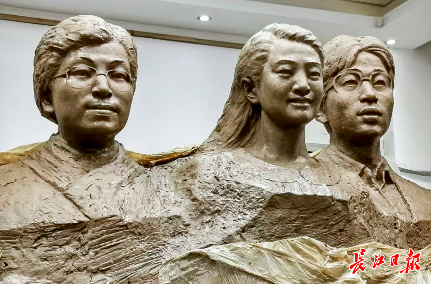 邵云环、许杏虎、朱颖三烈士雕像在武汉塑成