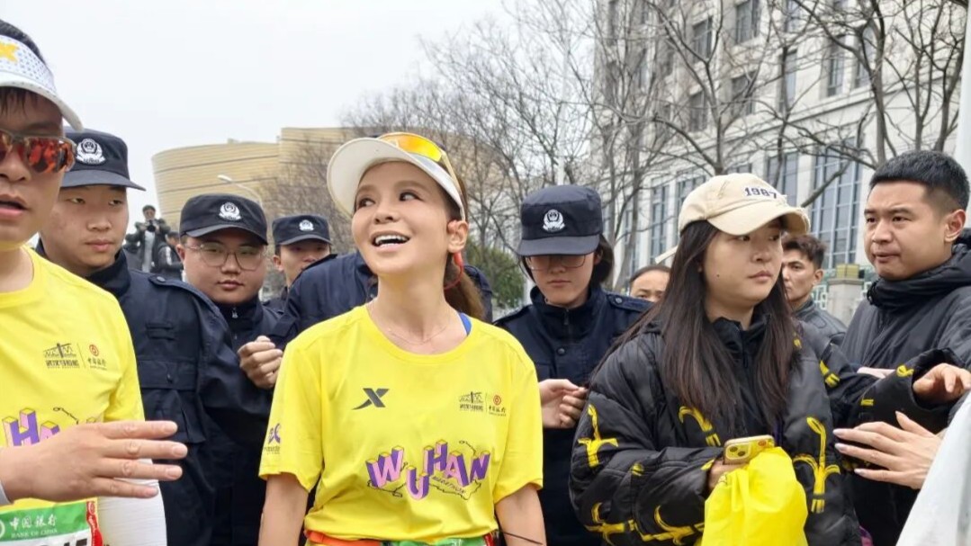 央视主持人朱迅现身汉马赛场，成功过线：面带微笑，跟观众招手示意，状态很不错