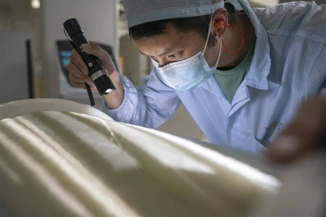 长飞光纤光缆股份有限公司车间，员工在仔细检查、测试即将出厂的多模光纤（湖北日报全媒记者魏铼摄）