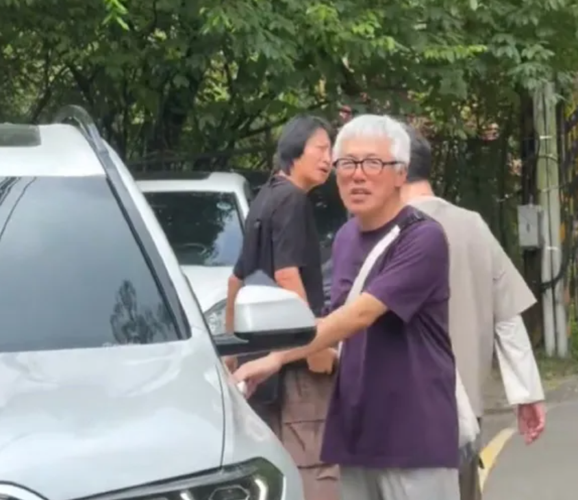 歌手张宇生病后被拍到满头银发身形消瘦，经纪人回应：状态良好！平时有参加高尔夫球队，也会参与公益活动