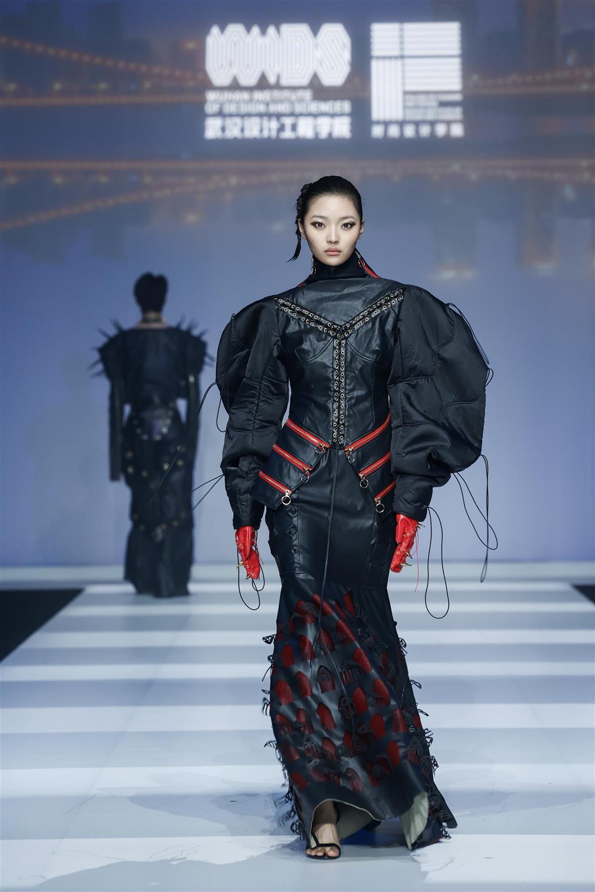 15 作品《缠织·乡韵》从土楼建筑包围环绕的特色结构中汲取设计灵感，展现了非服用材料在服装设计中的创新运用。.jpg