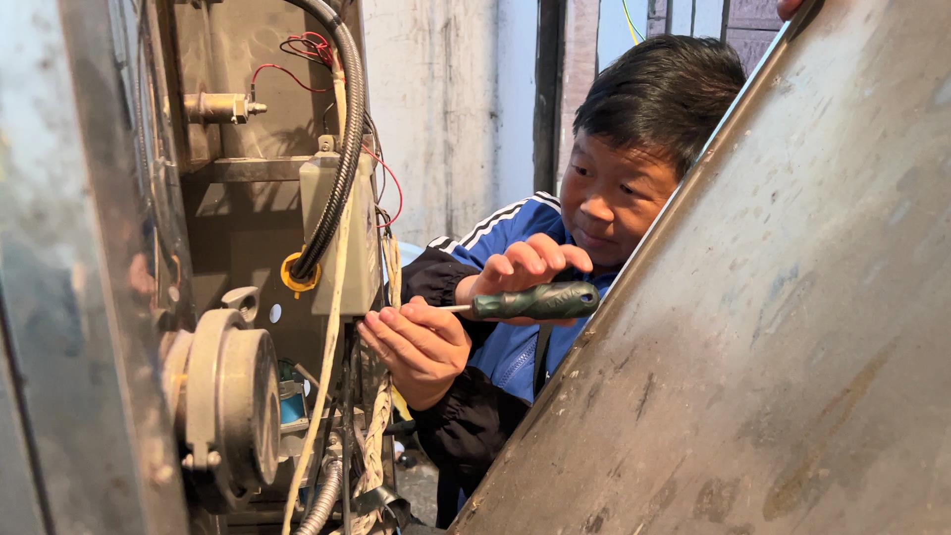 文刚初中毕业后，就通过自学修家电，他什么家电都会修（通讯员文强供图）