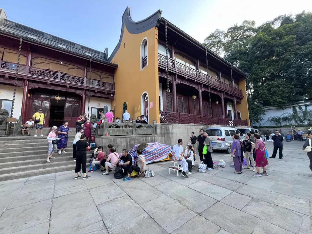 杭州灵隐寺素月饼开卖，今早排起长队