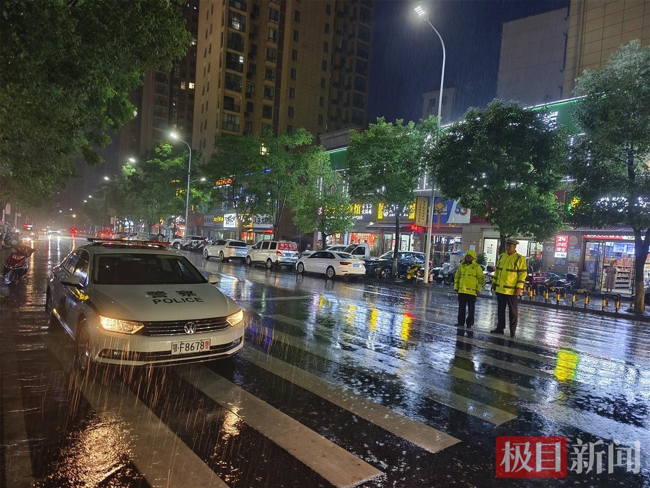 图11：交警在冒雨执勤.jpg