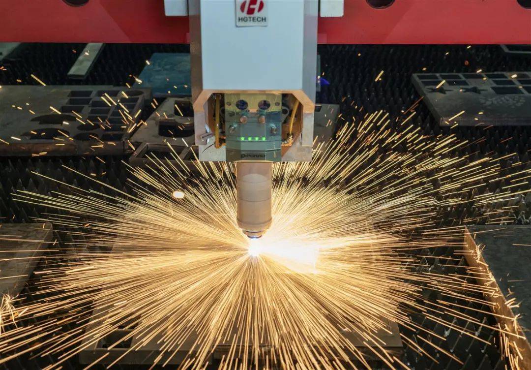 智能激光切割机（湖北日报全媒记者魏铼摄）