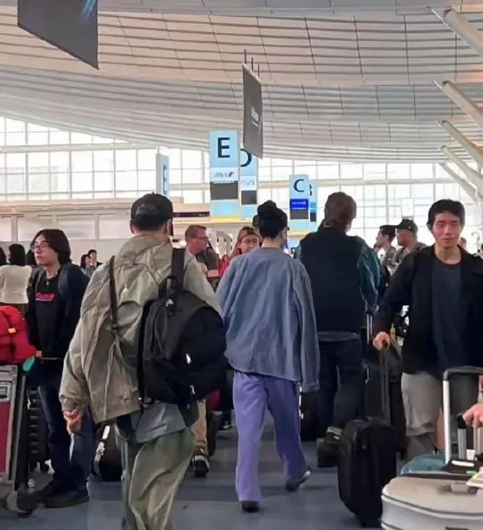 王菲、谢霆锋现身日本机场！王菲走路霸气十足，谢霆锋紧随王菲身后，两人离婚后已复合11年