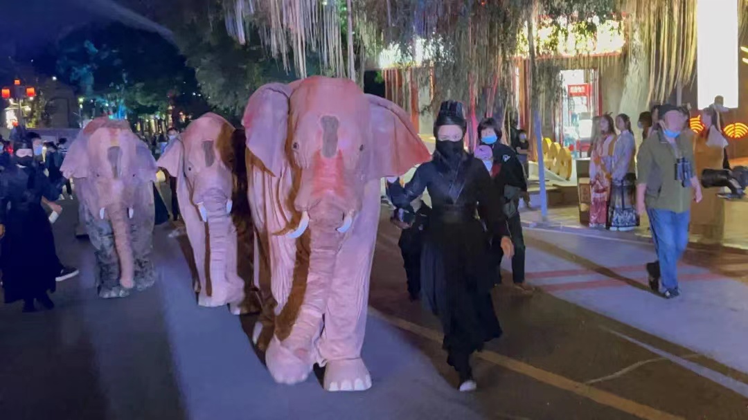 “春晚大象”亮相夜长城。 中国木偶艺术剧院供图