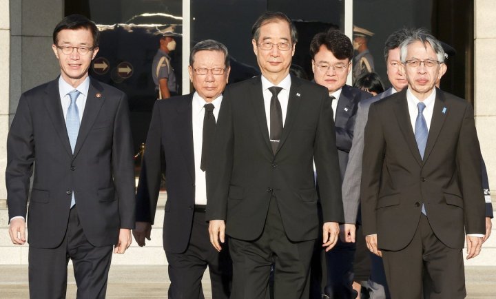 27日上午，韩德洙（中）率韩国政府吊唁团启程赴日，将出席当日下午举行的日本已故前首相安倍晋三的国葬。图自韩媒