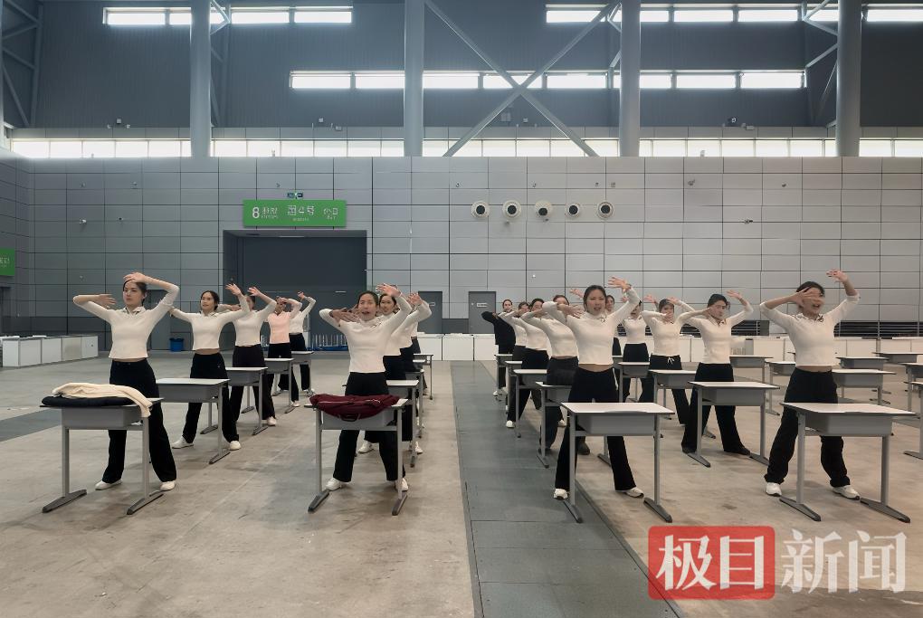 图为武工商学子正在排练.png