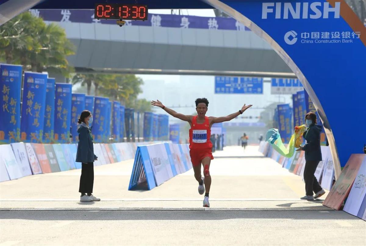 2小时13分02秒！宁夏运动员何杰为中国队夺得亚运史上首枚男子马拉松金牌
