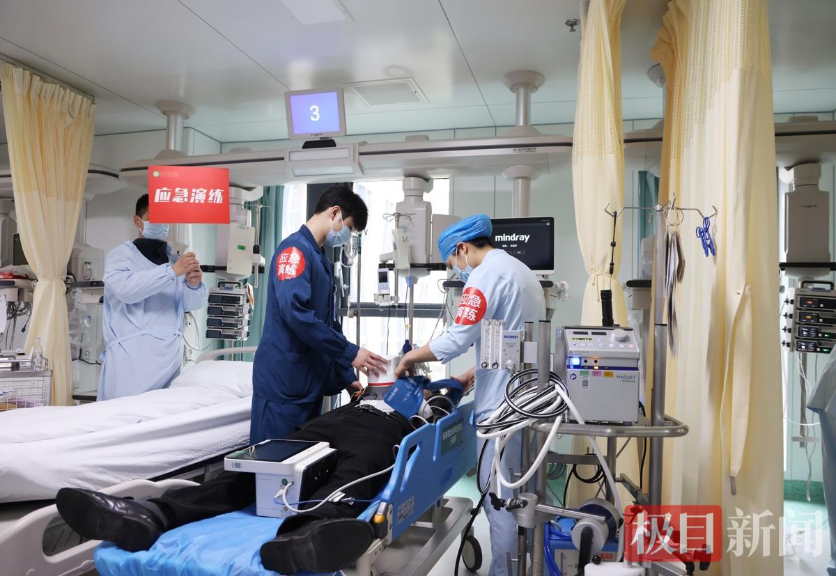 演练中，医护团队准备为模拟的突发心脏骤停“患者”紧急实施ECMO支持抢救生命.jpg