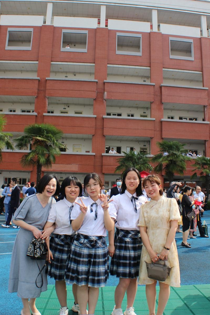 左一为饶梅老师