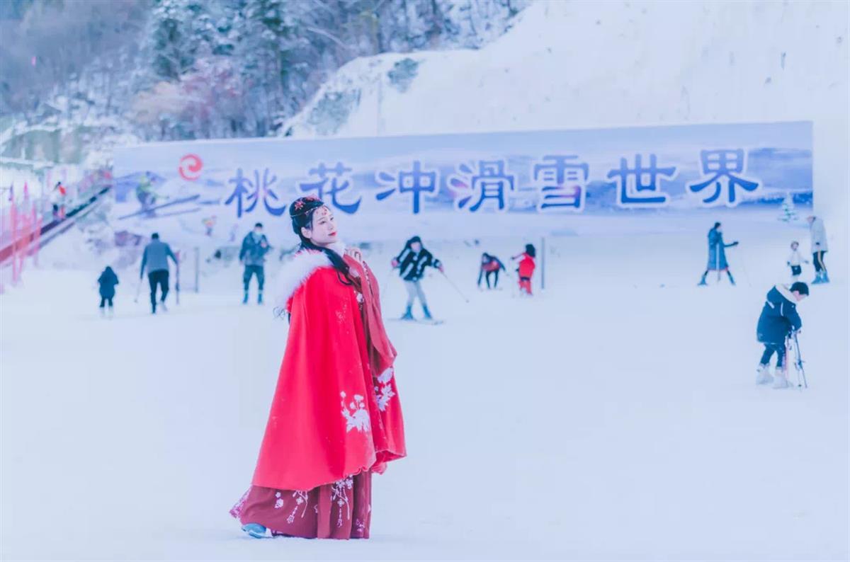 英山桃花冲滑雪场.png